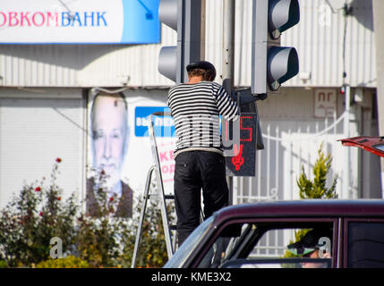 Slavjansk-na-kubani, Russland - 9. September 2016: elektrische Reparaturen Ampel an der Kreuzung. Defekte Ampel. Stockfoto