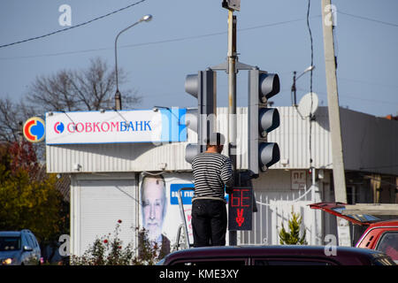 Slavjansk-na-kubani, Russland - 9. September 2016: elektrische Reparaturen Ampel an der Kreuzung. Defekte Ampel. Stockfoto