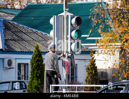 Slavjansk-na-kubani, Russland - 9. September 2016: elektrische Reparaturen Ampel an der Kreuzung. Defekte Ampel. Stockfoto