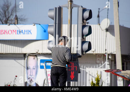 Slavjansk-na-kubani, Russland - 9. September 2016: elektrische Reparaturen Ampel an der Kreuzung. Defekte Ampel. Stockfoto