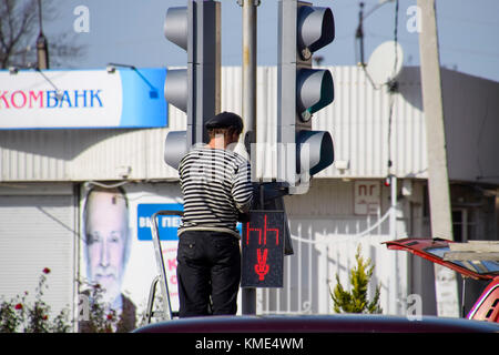 Slavjansk-na-kubani, Russland - 9. September 2016: elektrische Reparaturen Ampel an der Kreuzung. Defekte Ampel. Stockfoto