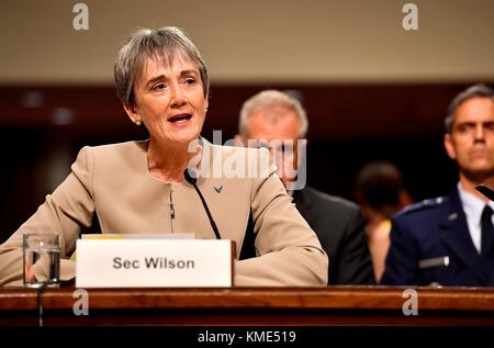 Us Air Force Sekretärin heather Wilson bezeugt vor dem Streitkräfteausschuss des Senats während einer Sitzung in der Verteidigung Antrag auf Genehmigung für das Geschäftsjahr 2018 am 6. Juni 2017 in Washington, DC. (Foto von Scott m. Asche über planetpix) Stockfoto