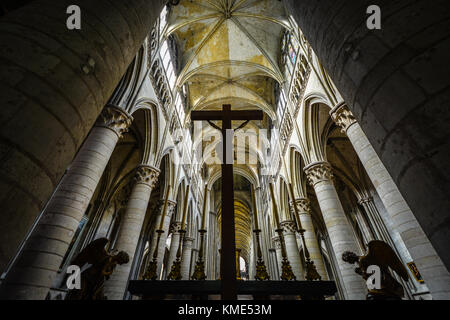 Innenraum der gotischen Kathedrale von Rouen in der Normandie Stadt Rouen Frankreich mit einem Kruzifix und Jesus am Kreuz Stockfoto