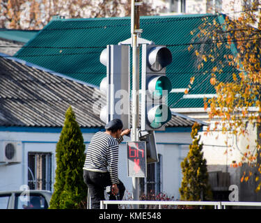 Slavjansk-na-kubani, Russland - 9. September 2016: elektrische Reparaturen Ampel an der Kreuzung. Defekte Ampel. Stockfoto