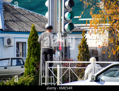 Slavjansk-na-kubani, Russland - 9. September 2016: elektrische Reparaturen Ampel an der Kreuzung. Defekte Ampel. Stockfoto