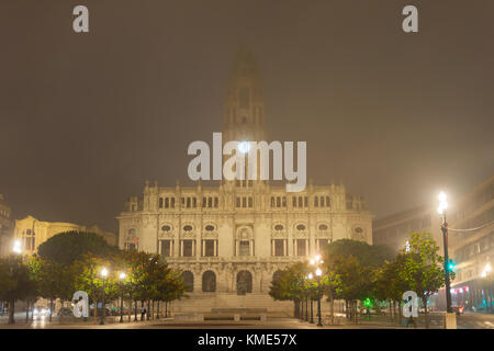 Porto Rathaus im Nebel in der Nacht. Portugal Stockfoto