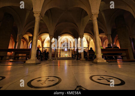 FLORENZ, ITALIEN - 7. NOVEMBER 2017: Menschen in der Krypta, dem uralten Teil der Basilika San Miniato, erbaut im XI. Jahrhundert Stockfoto