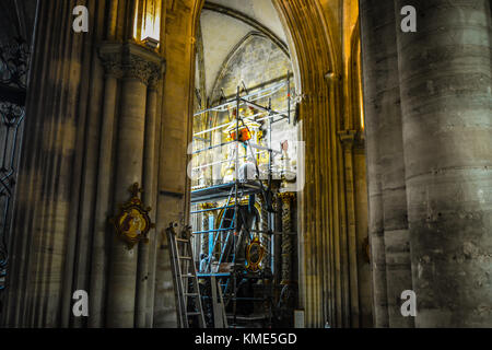 Historiker der Wiederherstellung und Erneuerung religiösen Kunstwerken aus einem Gerüst an der gotischen Kathedrale von Bayeux in Frankreich Stockfoto