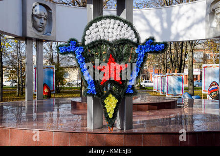 Slavjansk auf Kuban, Russland - 9. September 2016: Krone der Marines Emblem. Monument und den Namen der Ewigen Flamme in der Stadt von slavjansk auf Stockfoto