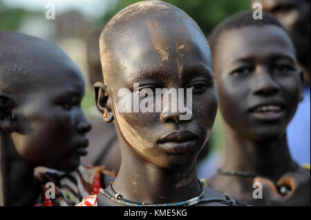 Süd- Sudan Bahr el Ghazal region, Seen, Dinka Frauen beobachten Wrestling der mens während Dorffest in Mapuordit/SÜD SUDAN Bahr al Ghazal region, Seen, Dinka Frauen in Dorf Festival in Mapuordit Stockfoto