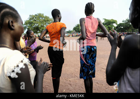 Der Süden des Sudan, Seen, Dorf Mapourdit, Dinka feiern Erntedankfest mit Tanz/SÜD-SUDAN Bahr el Ghazal region, Lakes State, Dorf Mapourdit, Dinka feiern ein Erntedankfest mit traditionellen Taenzen Stockfoto