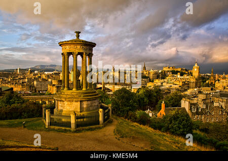 Sonnenaufgang über Edinburgh vom Calton Hill Stockfoto