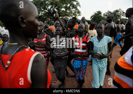 Der Süden des Sudan, Seen, Dorf Mapourdit, Dinka feiern Erntedankfest mit Tanz/SÜD-SUDAN Bahr el Ghazal region, Lakes State, Dorf Mapourdit, Dinka feiern ein Erntedankfest mit traditionellen Taenzen Stockfoto