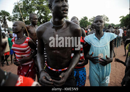 Der Süden des Sudan, Seen, Dorf Mapourdit, Dinka feiern Erntedankfest mit Tanz/SÜD-SUDAN Bahr el Ghazal region, Lakes State, Dorf Mapourdit, Dinka feiern ein Erntedankfest mit traditionellen Taenzen Stockfoto