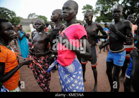 Der Süden des Sudan, Seen, Dorf Mapourdit, Dinka feiern Erntedankfest mit Tanz/SÜD-SUDAN Bahr el Ghazal region, Lakes State, Dorf Mapourdit, Dinka feiern ein Erntedankfest mit traditionellen Taenzen Stockfoto