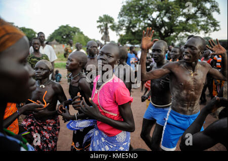 Der Süden des Sudan, Seen, Dorf Mapourdit, Dinka feiern Erntedankfest mit Tanz/SÜD-SUDAN Bahr el Ghazal region, Lakes State, Dorf Mapourdit, Dinka feiern ein Erntedankfest mit traditionellen Taenzen Stockfoto