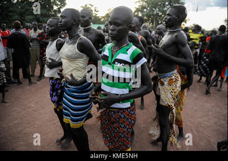 Der Süden des Sudan, Seen, Dorf Mapourdit, Dinka feiern Erntedankfest mit Tanz/SÜD-SUDAN Bahr el Ghazal region, Lakes State, Dorf Mapourdit, Dinka feiern ein Erntedankfest mit traditionellen Taenzen Stockfoto