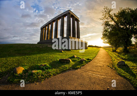 Sonnenaufgang über Edinburgh vom Calton Hill Stockfoto