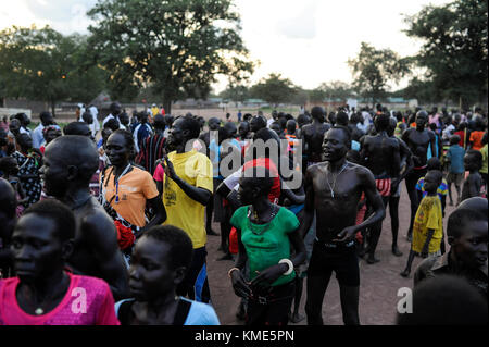 Der Süden des Sudan, Seen, Dorf Mapourdit, Dinka feiern Erntedankfest mit Tanz/SÜD-SUDAN Bahr el Ghazal region, Lakes State, Dorf Mapourdit, Dinka feiern ein Erntedankfest mit traditionellen Taenzen Stockfoto