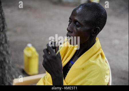 Der Süden des Sudan, Seen, Dorf Mapuordit, Dinka Frau mit Tabak Rohr-/SÜD-SUDAN, von Bahr El Ghazal Regio, Lakes State, Dorf Mapuordit, Dinka Frau mit Tabakpfeife Stockfoto