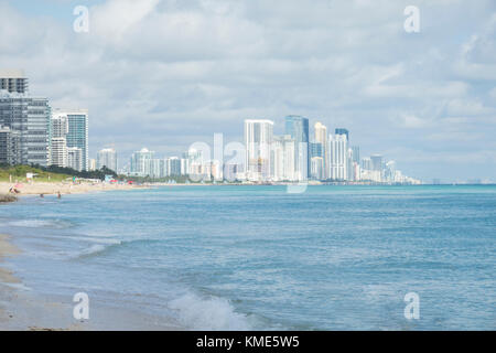 Wohnanlagen und Meer an der North Shore, Miami Beach, Florida Stockfoto