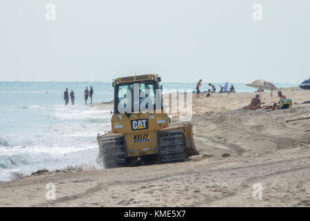 Bulldozer und Touristen am Strand im North Shore Open Space Park, Miami Beach, Florida Stockfoto