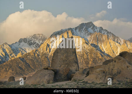 Sonnenaufgang auf sierra nevada Crest aus Alabama Hills, Owens Valley, Kalifornien Stockfoto