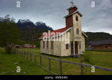 Traditionelle hölzerne Kirche in dem kleinen Dorf Santa Lucia auf der Carretera Austral im Los Lagos Region von Chile Stockfoto