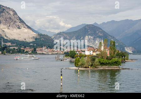 Die einzige der drei Borromäischen Inseln, die nicht durch die königliche Borromeo in Familienbesitz ist, liegt das bezaubernde und faszinierende Isola dei Pescatori. Stockfoto