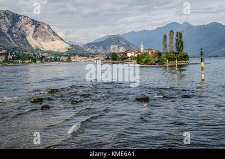 Die einzige der drei Borromäischen Inseln, die nicht durch die königliche Borromeo in Familienbesitz ist, liegt das bezaubernde und faszinierende Isola dei Pescatori. Stockfoto