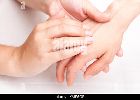 Die Hand der jungen Frau, die durch osteopathische manuelle Therapeut oder Arzt manipuliert Stockfoto