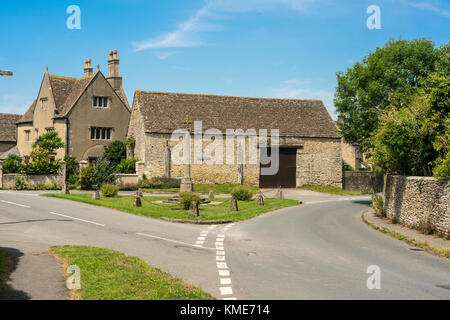Hillesley, Gloucestershire, uk. Blick auf die Kreuzung und das Kriegerdenkmal. Stockfoto
