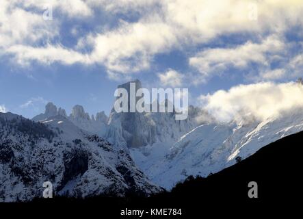 Naranjo de Bulnes (bekannt als picu urriellu) im Nationalpark Picos de Europa, Asturien, Spanien Stockfoto