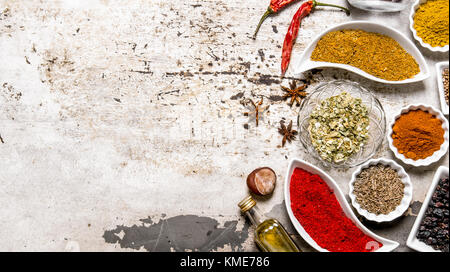Große Auswahl an Gewürzen und Kräutern in der Cups. Auf rustikalen Hintergrund. freier Platz für Text. top View Stockfoto