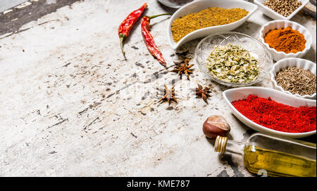 Große Auswahl an Gewürzen und Kräutern in der Cups. Auf rustikalen Hintergrund. freier Platz für Text. Stockfoto