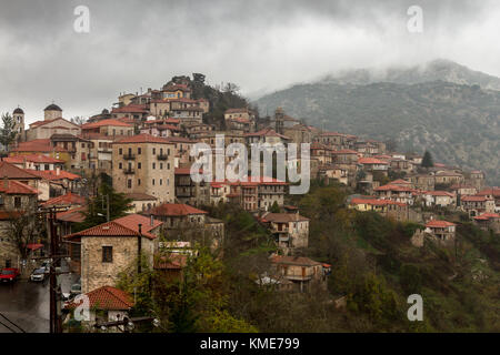 Blick auf Dimitsana, ein schönes traditionelles Dorf in der Bergregion Gortynia, in Arcadia, Zentral Peloponnes, Griechenland. Stockfoto