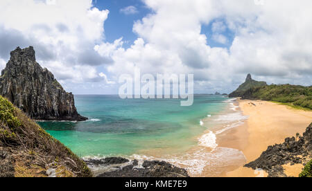 Panoramablick von Morro Dois Irmaos, Morro do Pico und inneren Meer (Mar De Dentro) Strände - Fernando de Noronha, Pernambuco, Brasilien Stockfoto