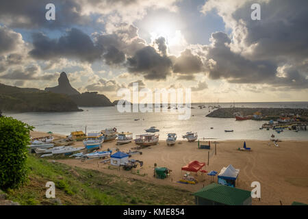 Luftaufnahme von Sonnenuntergang an der Praia do Porto und Hafen von Santo Antonio mit Morro do Pico auf Hintergrund - Fernando de Noronha, Pernambuco, Brasilien Stockfoto