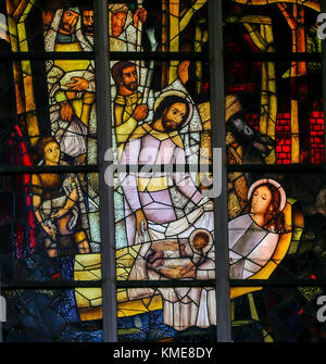 Glasfenster in der Kirche des Hl. Andreas in Antwerpen, Belgien, Darstellung einer Krippe an Weihnachten Stockfoto