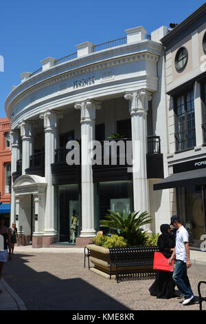 Beverly Hills, Ca - 21. August: berühmten Rodeo Drive in Beverly Hills, Ca an Aug. 21., 2013. Beverly Hills ist weltweit berühmt für seine luxuriösen Kultur ein Stockfoto