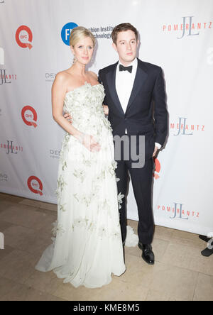 New York, NY - 9. Mai 2016: Nicky Hilton Rothschild und James Rothschild nehmen an der jährlichen FIT-Gala im Plaza Hotel Teil Stockfoto