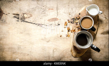 Kaffee mit Milch auf einer hölzernen Stamm. auf Holz- Hintergrund. Stockfoto