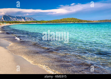 Lu Impostu Strand mit Isola Travolara im Hintergrund, Sardinien, Italien, Europa Stockfoto