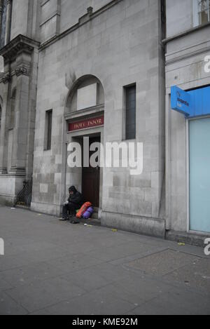 Heilige Pforte, Holborn, ein Obdachloser sitzt Betteln, unter dem Schutz der Heiligen Pforte ein Denkmal für ein Jahr der Gnade Jubiläum 2015-2016 Stockfoto