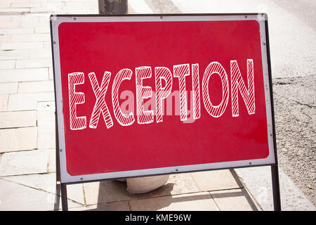 Handschrift Text Inspiration mit Exception Konzept bedeutet außergewöhnliches Exception Management, geschrieben auf altem Ankündigungsschild mit b Stockfoto