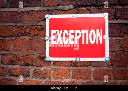 Handschrift Text Inspiration mit Exception Konzept bedeutet Exception Management, geschrieben auf alten Ankündigungsschildern mit Stockfoto