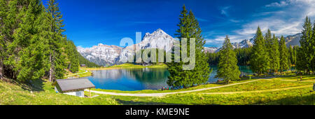 Arnisee See in der Schweizer Alpen. Arnisee ist ein Stausee im Kanton Uri, Schweiz. Stockfoto