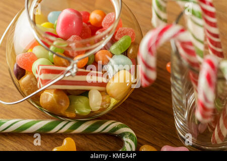 Bank mit hellen Candy. die Freude der Kinder, eine Menge Süßigkeiten. Candy Cane sortierten Farben. Stockfoto