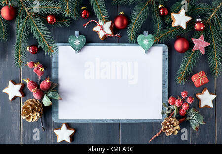 Weihnachten Hintergrund, Mockup, Postkarte oder Website header Design mit Copyspace in der Mitte auf einem dunklen Holztisch Stockfoto