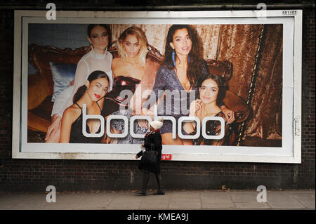 Ein Werbeplakat für boohoo der Online Shop im East Finchley, London Stockfoto